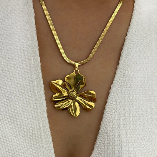 Exxagerated Flower Snake Chain Necklace
