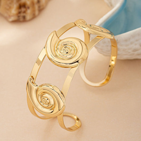 Sassy-Lady Conch Vacation Cuff