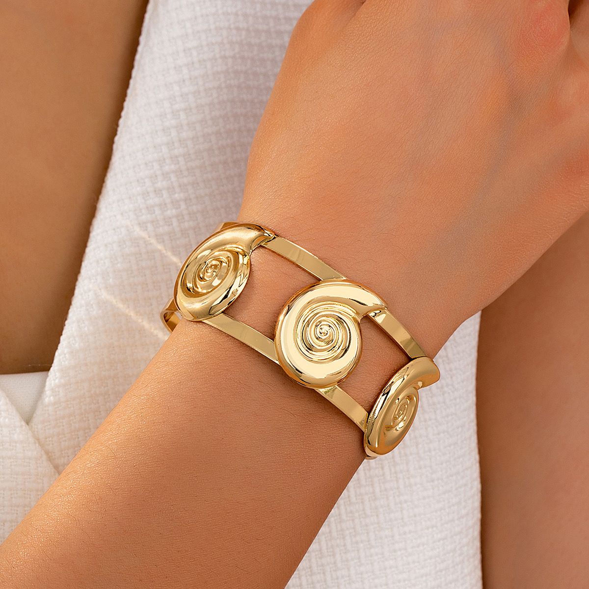 Sassy-Lady Conch Vacation Cuff